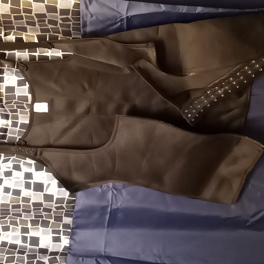 Exercise vest with adjustable waist